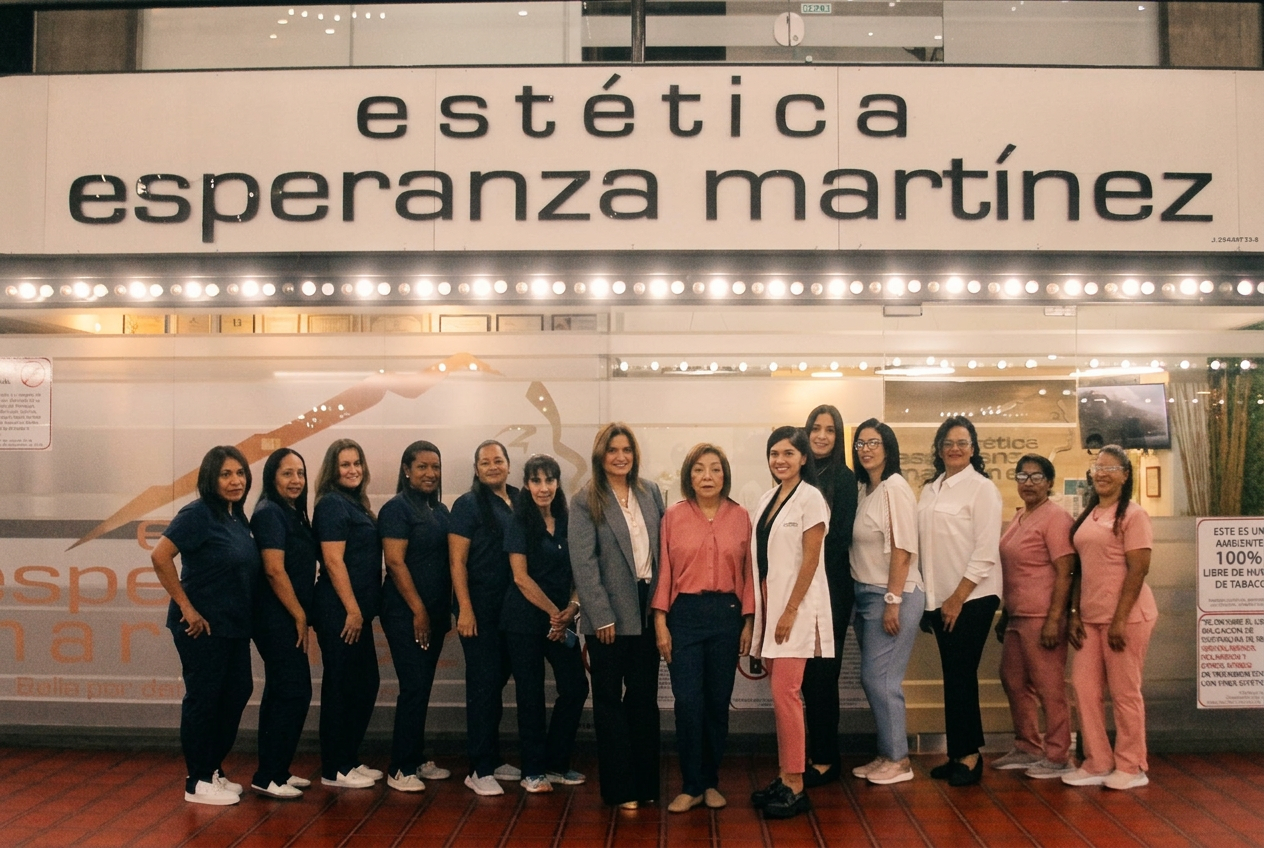 Equipo profesional de Estética Esperanza Martínez frente a la fachada de la clínica en Caracas